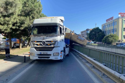 Bahçelievler’de tırın taşıdığı iş makinesi bariyerlere çarptı
