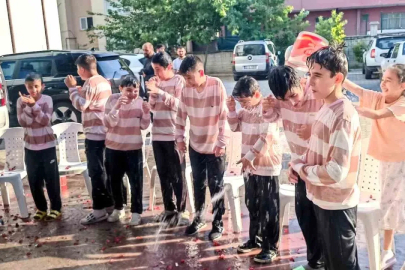 Eğitimlerini tamamlayan hafızlar gül yaprakları ve suyuyla ıslatıldı
