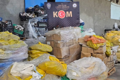 Uşak’ta 30 ton bozuk ve tarihi geçmiş gıda ele geçirildi
