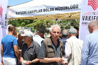 Kırşehir’de aşure almak isteyenler uzun kuyruklar oluşturdu
