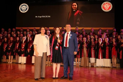 Profesör anne ve babanın gurur günü: Kızları da doktor oldu
