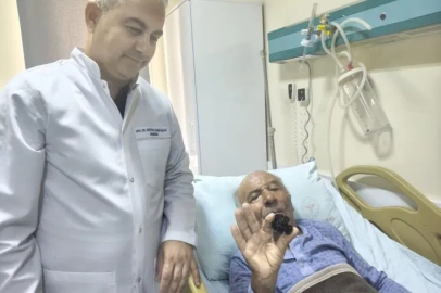 Bozyazı’da 4 santimetrelik mesane taşı tek parça halinde çıkarıldı.
