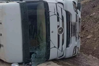 Osmaniye’de kontrolden çıkan tır yamaca çarptı: 1 yaralı
