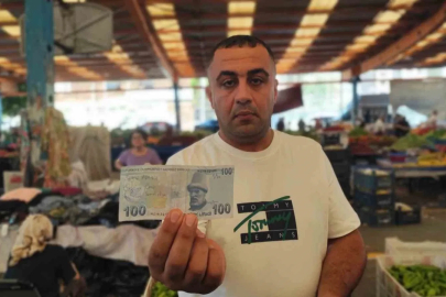 Aşkını paralara yazıp pazarda dağıttı
