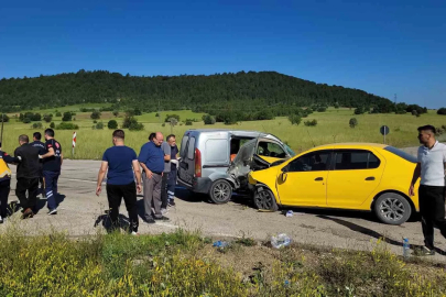 Taksi ile hafif ticari araç çarpıştı: 4 yaralı
