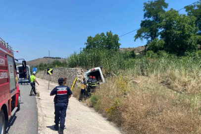 İstinat duvarına çarpan hafif ticari araç yan yattı: 1 yaralı

