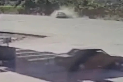 Otomobil park halindeki araca çarptı: 1 ölü, 2 yaralı
