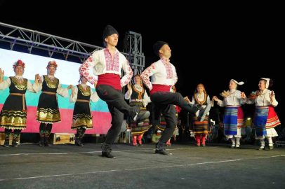 6 ülkeden 18 halk dansları ekibi, 750 dansçı Ayvalık’ta kültür köprüsü kurdu
