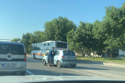 Bozulan aracı polis iterek kenara çekti
