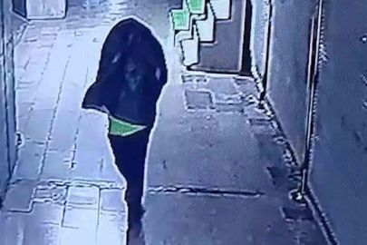 Tanınmamak için başına çöp poşeti geçirip yangın çıkaran şahıs kameralara yakalandı
