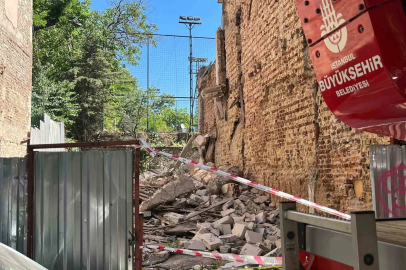 Kadıköy’de yıkım sırasında 2 işçi göçük altında kaldı

