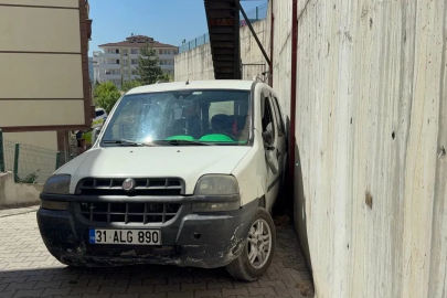 Aküsü biten aracı iterken canından oluyordu
