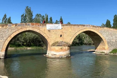 Bayburt’ta koruyucu aile farkındalığı için simge yapılara pankart asıldı
