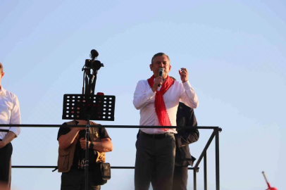 Özgür Özel: "Önümüzden çekilmezseniz, ne kara düzene, ne yargı kollarına, ne de partiye atadığı butlanın kollarına teslim olmayacağız"
