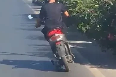 Alanya’da motosiklet üzerinde ayakta ilerleyen sürücünün tehlikeli yolculuğu kamerada
