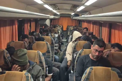İzmir’de 36 düzensiz göçmen ve 1 göçmen kaçakçısı yakalandı
