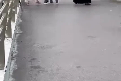 Üst geçitte hemcinsini darp etti: O anlar kamerada
