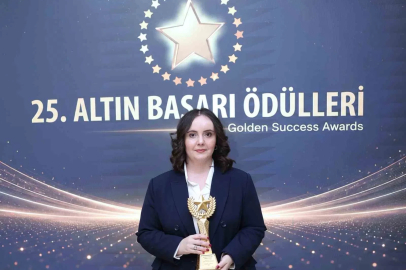 İHA muhabiri Zöhre Alagöz’e "Yılın En İyi Savunma Muhabiri" ödülü verildi
