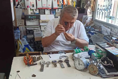 52 yıllık saat tamircisi teknolojiye direniyor
