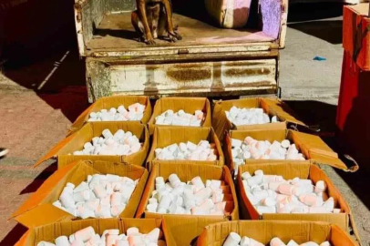 Kamyonette ev eşyası taşınması narkotiğe takıldı: 144 bin 900 adet sentetik hap ele geçirildi
