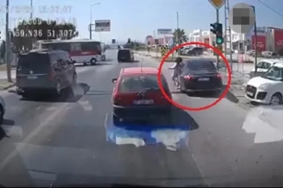 Emniyet şeridinden gelip genç kıza çarptı, o anlar araç kamerasında
