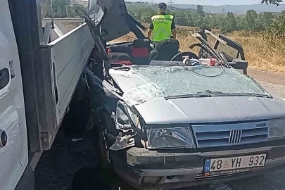 Çanakkale’de kamyonete arkadan çarpan otomobilde ağır yaralanan çocuk hayatını kaybetti
