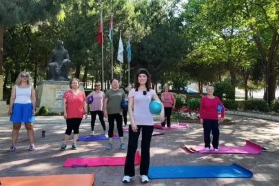 Kadınlar açık havada güne sporla başlıyor
