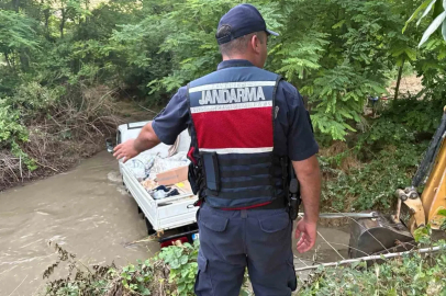 Patlayan boru kamyoneti dere içinde mahsur bıraktı
