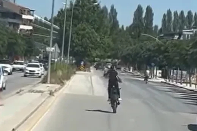 Kasksız ve plakasız şekilde önce tek teker üzerinde ilerledi, sonra kırımızı ışıkta geçti
