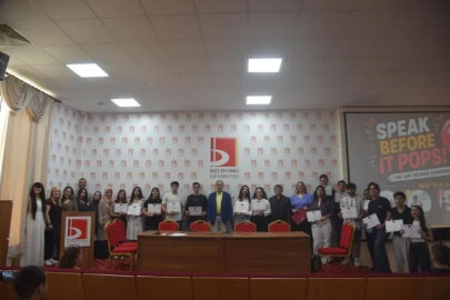 BŞEÜ’de İngilizce Yılsonu Gösterisi büyük beğeni topladı
