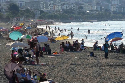 Samsun’da hava sıcaklığı arttı, vatandaşlar denize akın etti
