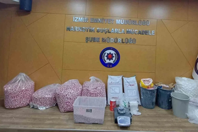 İzmir’de zehir tacirlerine büyük darbe: 121 bin 816 uyuşturucu nitelikli hap ele geçirildi
