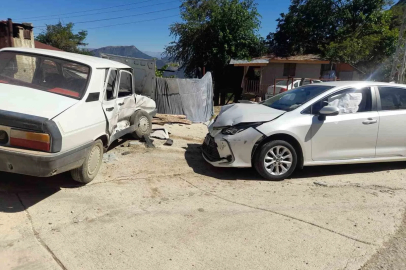 Adana’da otomobiller çarpıştı: 2 yaralı
