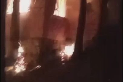 Yaylada 2 katlı evden yükselen alevler ormana sıçramadan söndürüldü
