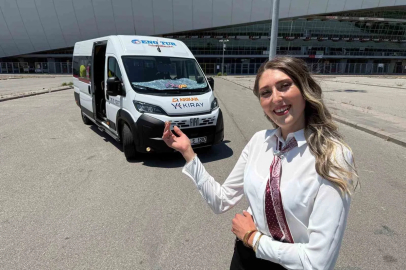 Eskişehir’de üniversite mezunu kadın servis şoförü ‘olmaz’ diyenlere inat direksiyon sallıyor
