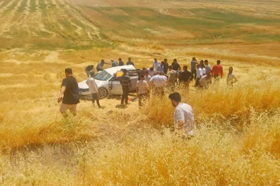Diyarbakır’da otomobil tarlaya yuvarlandı: 5 yaralı
