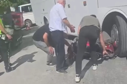 İşçi servisi ile çarpışan motosikletli yaralandı
