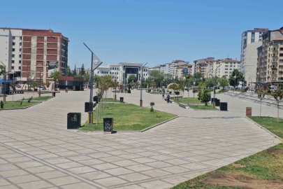 Elazığ’da kavurucu sıcaklardan dolayı cadde ve sokaklar boş kaldı
