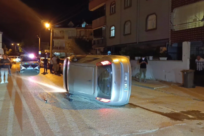 Park halindeki otomobile çarpıp yan yattı, sürücüsü olay yerinden kaçtı
