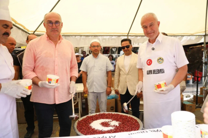 Başkan Özçelik kazanın başına geçip vatandaşlara aşure ikram etti
