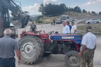 Tavşanlı’da otomobil ile traktör çarpıştı: 3 yaralı
