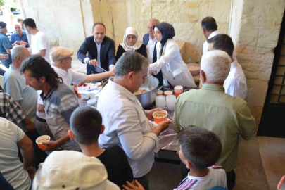 Tercan’da tarihi kervansarayda vatandaşlara aşure ikram edildi
