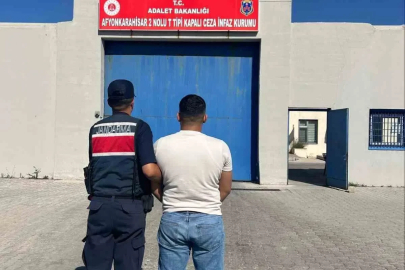 Uyuşturucu ticareti suçundan aranan şahsı jandarma yakaladı

