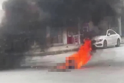 Zihinsel engelli şahıs üzerine benzin döküp kendini yaktı: Korku dolu anlar kamerada
