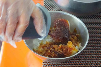 Muğla’da kavurucu sıcaklarda kar helvası ile serinliyorlar
