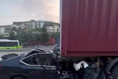 Tıra arkadan çarpan otomobil preslendi: Baba ile oğlu hayatını kaybetti
