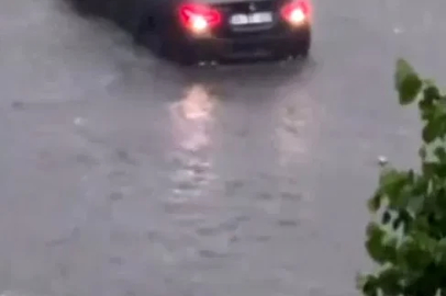Avrupa yakasında sağanak etkili oldu: Yollar göle döndü, araçlar suda ilerleyemedi
