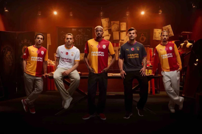 Galatasaray yeni sezon formalarını tanıttı
