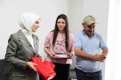 Engelli kardeşlerine ömrünü adayan Çilem’e ev tapusu teslim edildi
