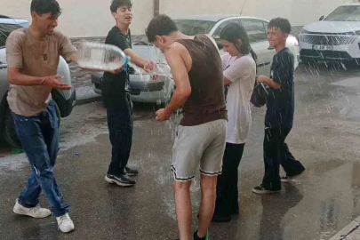Sıcaktan bunalan gençler serinlemek için su savaşı yaptı
